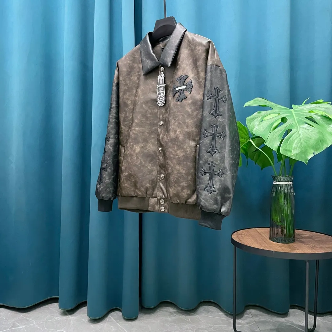 🅿️440 CH➡️Cro Xin 2024ss runway style baseball uniform jacket. I ordered the original model and it took a month to finally ship. I love it so much. The upper body is really handsome. A blogger on Douyin said that LV's new products this year will become the future trend. If you look through street photos, you will find that celebrities regard it as a collectible jacket, a must-have item for men and women who want light luxury for commuting. Developing the highest version on the entire network, it took 1 month to customize and the cost was extremely high. The German imported flat-machine made custom-woven wool jacquard threads, using the first layer of imported lambskin. The pleated texture is unparalleled. It is hand-cut and meticulously crafted. The stitching position is very technical. Whether the whole garment is good or not depends on this position. Top-notch workmanship and details can stand the test. A full set of customized accessories, the letters are clear and perfectly restored without any difference. High-end atmosphere and full grade! The entire dress is exclusively customized with heavy craftsmanship. The towel patch embroidery is perfectly combined with craft embroidery and precise stitching! Absolute craftsmanship quality!